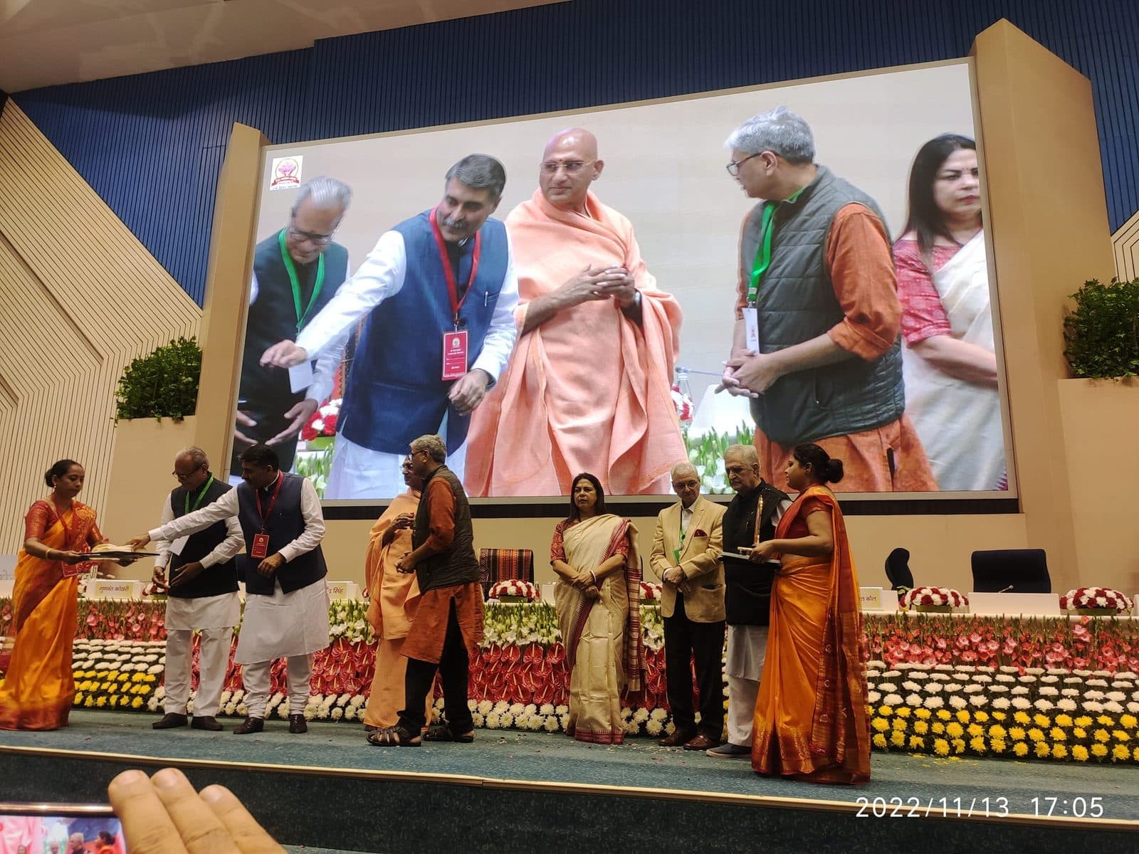 Shri Sameer Mohan receives the Sant Ishwar Samman at Vigyan Bhawan, 13 November 2022
