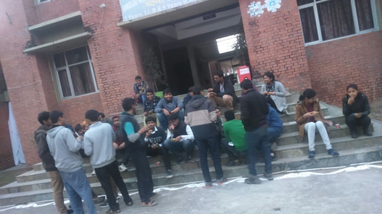 Students from IIT Delhi with Foundation volunteers, December 2017