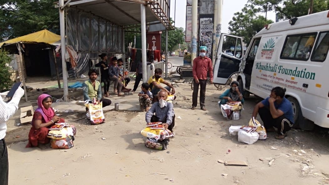 Gadhiya Lohar families receive ration kits from the Foundation's vehicle during the COVID-19 lockdown