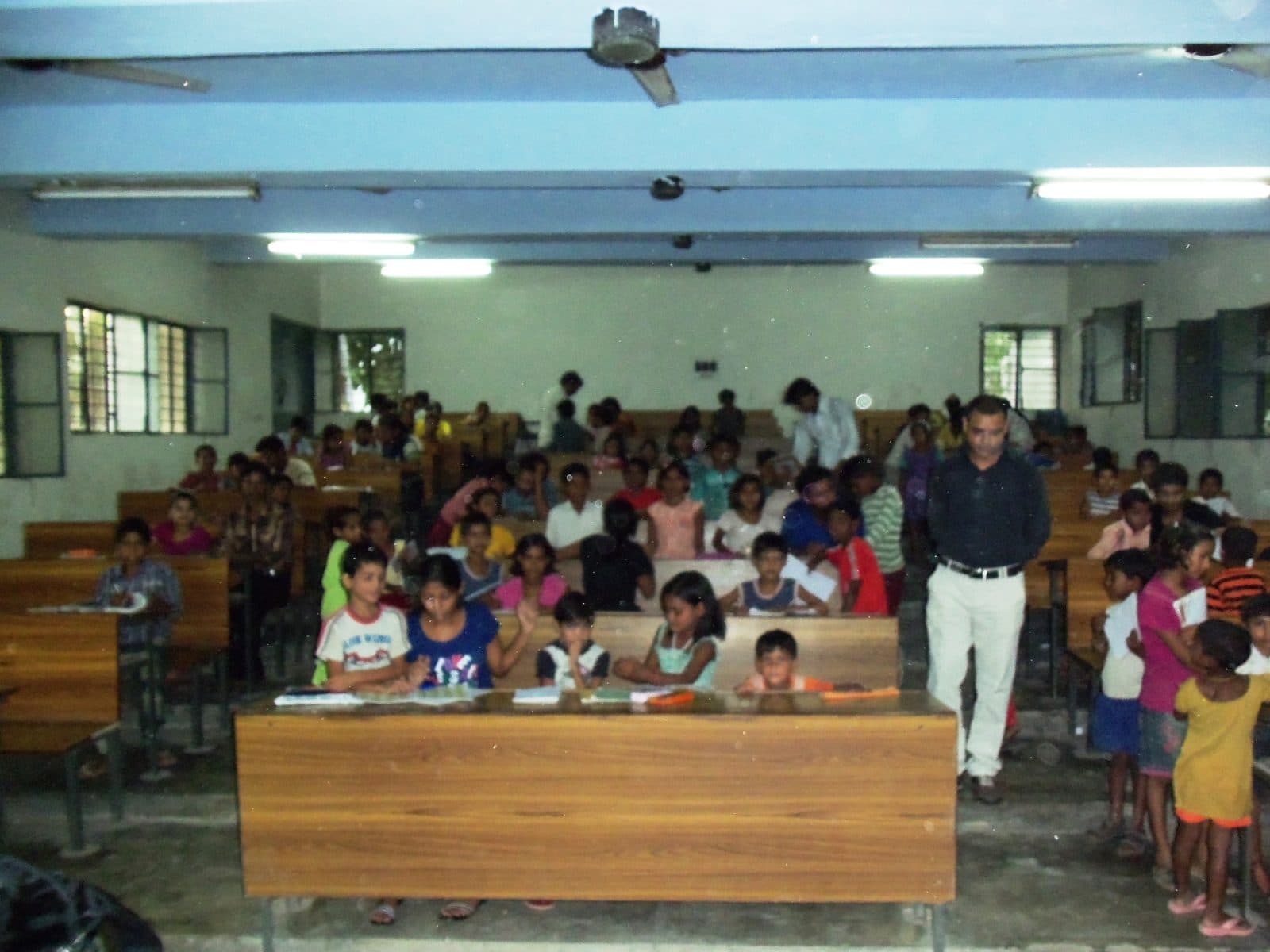 Children at an Indradhanush evening class, 2012